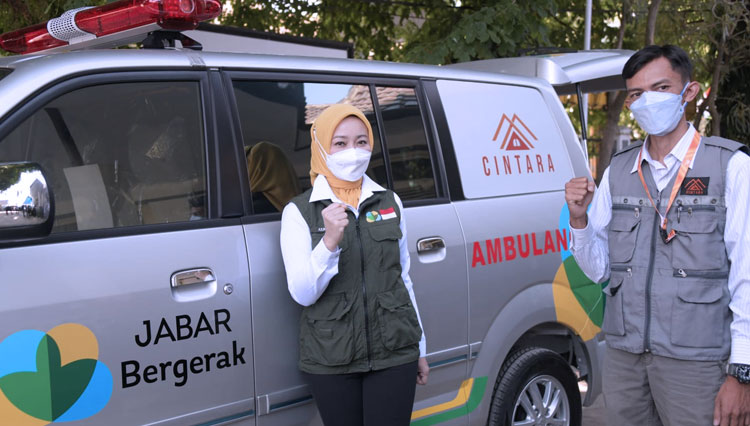 Pendiri Jabar Bergerak Atalia Ridwan Kamil menyerahkan bantuan berupa dua unit ambulans secara virtual dari Rumah Singgah Humanis (Rangganis), Kota Bandung, Senin (2/8/21). (Foto: Adpim Jabar for TIMES Indonesia)