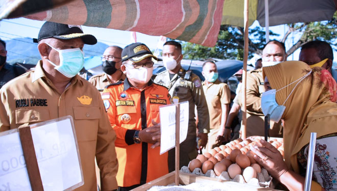 Wali Kota Gorontalo, Marten Taha saat menyambangi pasar rakyat Moodu bersama Gubernur Gorontalo, Rusli Habibie (Foto: Humas Pemkot Gorontalo)