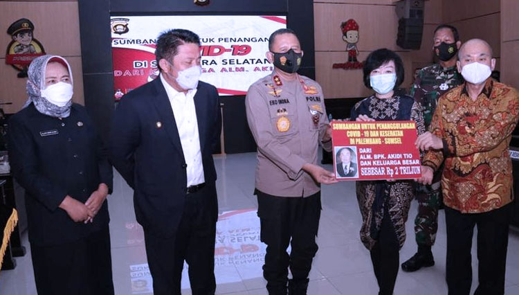 Kapolda dan Gubernur Sumsel menerima bantuan Rp 2 triliun dari anak Almarhum Akidi Tio untuk dana penanganan Covid-19, Senin (26/7/2021).(Foto: DOK. HUMAS POLDA SUMSEL)