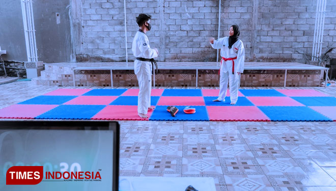 Taekwondo Kota Batu yang mengikuti Kejuaraan Taekwondo Virtual Pangdam Pattimura diawali dengan pengambilan gambar video. (foto: Muhammad Dhani Rahman/TIMES Indonesia)