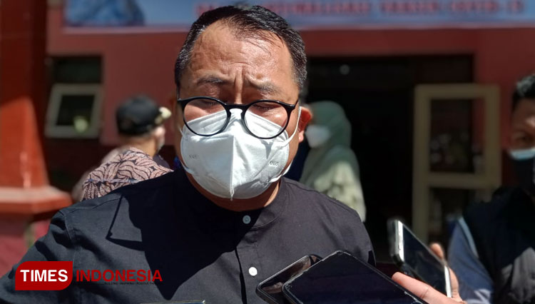 Wakil Bupati Bondowoso Irwan Bachtiar Rachmat saat dikonfirmasi terkait penanganan Covid-19 (FOTO: Moh Bahri/TIMES Indonesia).