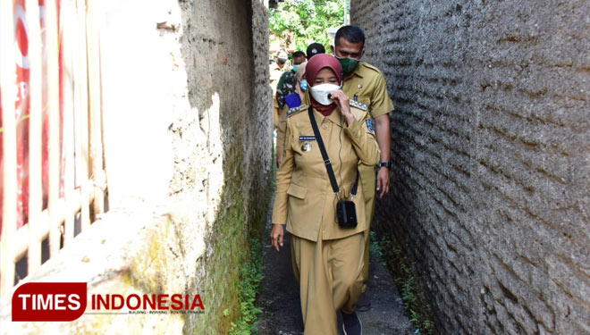 Wali Kota Banjar blusukan demi memantau warganya yang tengah menjalani isoman. (Foto: Susi/TIMES Indonesia)