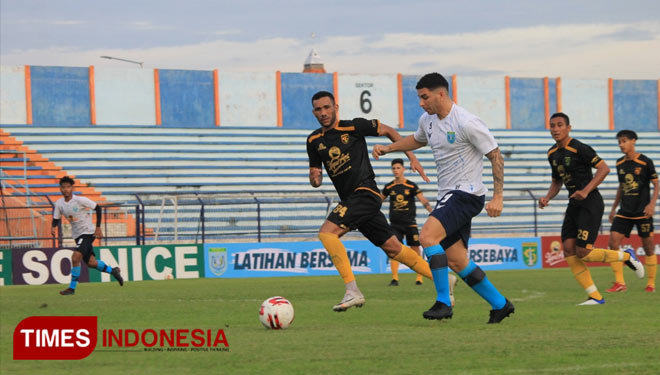 Brian Ferreira (putih), dalam laga uji coba Persela melawan Persebaya. (FOTO: MFA Rohmatillah/ TIMES Indonesia)