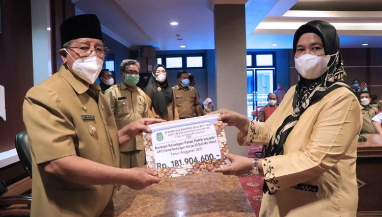 Gubernur KH Abdul Gani Kasuba menyerahkan secara simbolis dana hibah partai Golkar Malut. (Foto: Mukti for TIMES Indonesia)