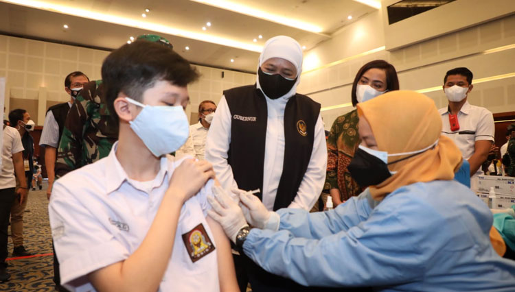 Gubernur Khofifah saat meninjau pelaksanaan serbuan vaksinasi di Grand City Surabaya, Selasa (3/8/2021). (Foto: Dok. Humas Pemprov Jatim) 