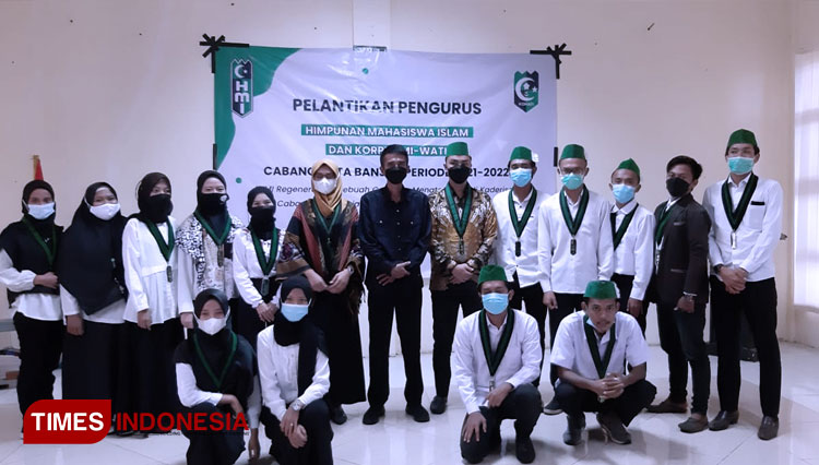 Wakil Wali Kota Banjar berfoto bersama para pengurus HMI cabang Banjar periode 2021-2022. (FOTO: Susi/TIMES Indonesia)
