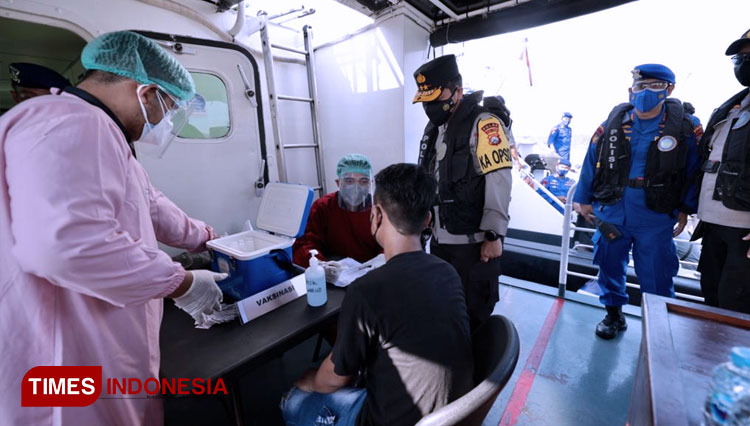 Kapolda Jatim Irjen Pol Nico Afianta saat meninjau vaksinasi di atas kapal nelayan. (FOTO: Akmal/TIMES Indonesia)