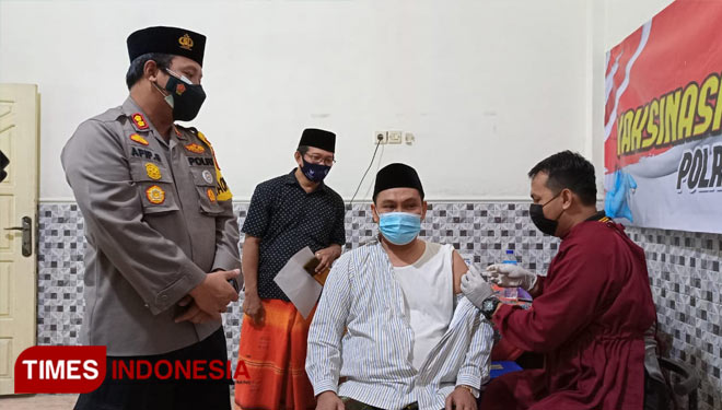 RKH. TaufikHasyim selaku Ketua PCNU Kabupaten Pamekasan saat di Vaksin di Kantor PCNU Pamekasan, di Jl.R. Abdul Aziz No.95 Pamekasan.(Foto: Akhmad Syafi'i/TIMES Indonesia)