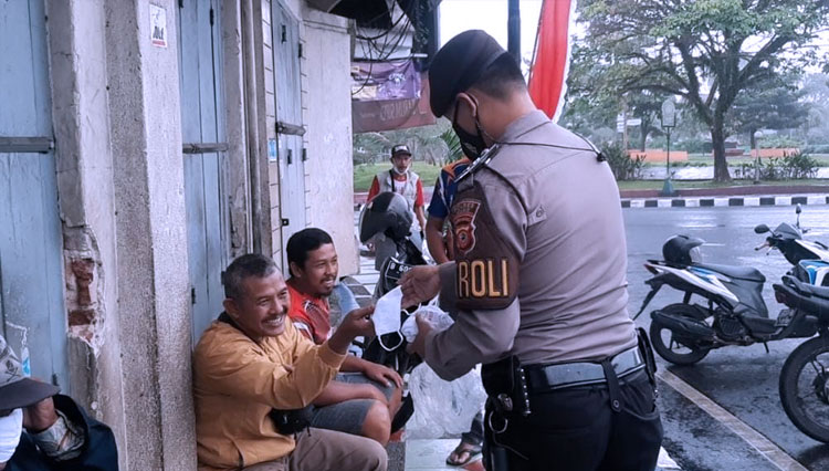 Pemberian masker gratis di sekitar Alun-Alun Ciamis (FOTO: Humas Polres Ciamis)