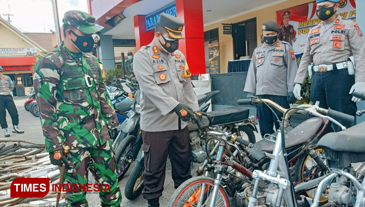 Kapolres Ponorogo AKBP Mochamad Nur Azis menunjukkan salah satu motor yang digunakan balap liar. (FOTO: Marhaban/TIMES Indonesia)