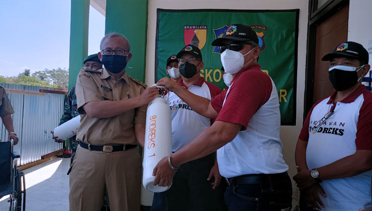 Relawan Bodreks Sumbang Tabung Oksigen dan Kursi Roda ke Gedung Isoter Kecamatan Gununganyar