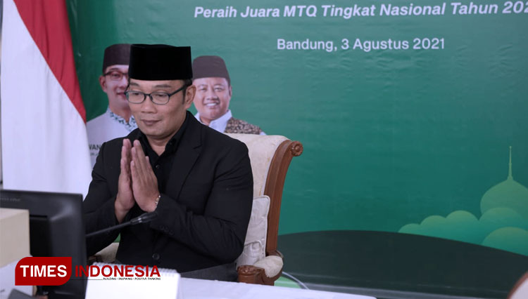 Gubernur Jabar Ridwan Kamil saat menyerahkan secara virtual kadeudeuh bagi kafilah MTQ Jabar dari Gedung Pakuan, Kota Bandung, Selasa (3/8/21). (FOTO: Adpim Jabar for TIMES Indonesia)