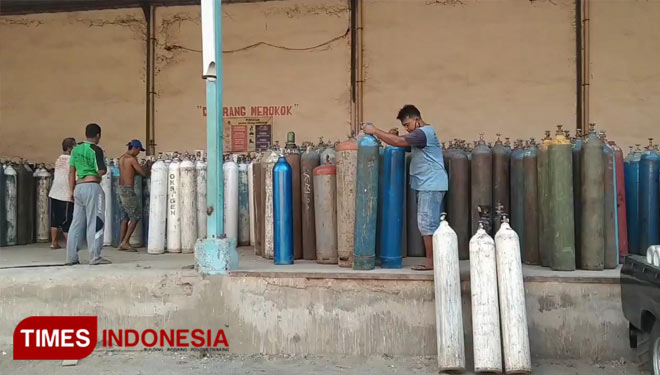 Pengisian gas oksigen di Paiton, Kabupaten Probolinggo.(Foto: Dicko W/TIMES Indonesia)