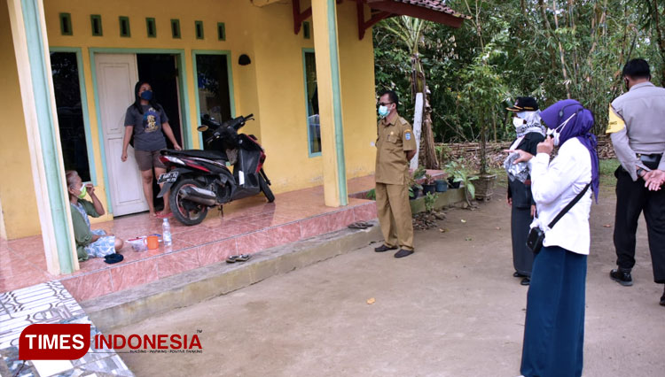 Wali Kota memberikan bantuan dan dukungan kepada warga yang tengah menjalani isoman dirumahnya (FOTO: Susi/TIMES Indonesia)