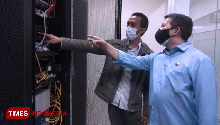 Wakil Direktur III Bidang Kemahasiswaan, Wahyu Kurnia, (baju biru) saat meninjau data center Polije. (Foto: Arip Ripaldi/TIMES Indonesia)