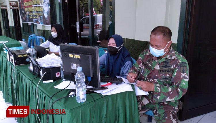 Petugas saat mengecek kembali data peserta kegiatan vaksin Covid-19 di Kodim 0822 Bondowoso (FOTO: Moh Bahri/TIMES Indonesia).