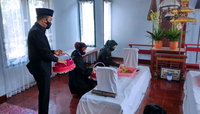 Bupati Blitar Rini Syarifah didampingi Wakil Bupati Blitar Rahmat Santoso melakukan ziarah menyambut Hari Jadi Blitar Ke 697, Rabu (4/8/2021). (Foto : Tim Kreatif Dispabudora Kab. Blitar)