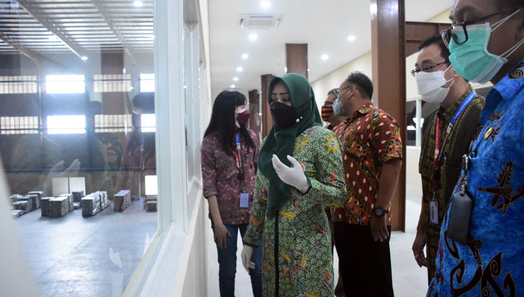 Cek Prokes di Pabrik, Bupati Mojokerto Sebut Meja Kantin Wajib Sekat