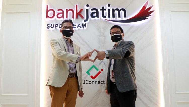 (ki-ka) Direktur Utama Bank Jatim, Busrul Iman bersama Direktur TI & Operasi Tonny Prasetyo saat peluncuran JConnect pekan lalu.(Foto: Dok.Bank Jatim) 