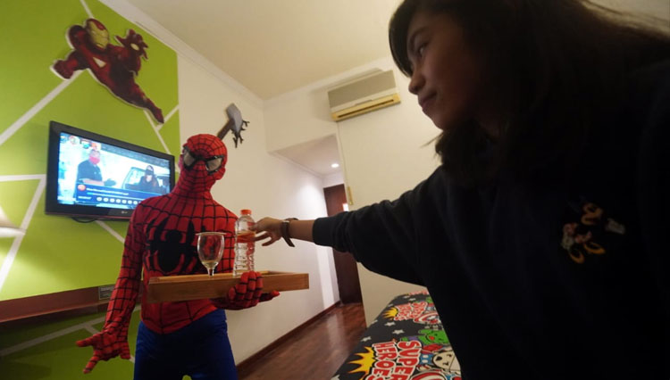 Spiderman at Grand Whiz Hotel Trawas coming to see the guests and greet them with some drink. (Photo: Grand Whiz for TIMES Indonesia)