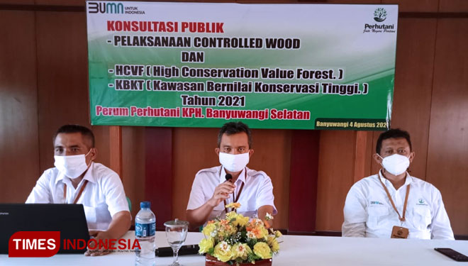 Administratur (ADM) Perhutani KPH Banyuwangi Selatan, Panca Putra Maju Sihite (tengah) bersama Wakil ADM Perhutani KPH Banyuwangi Selatan, Muhlisin Saparna (kanan) saat mengikuti konsultasi publik Controlled Wood dan High Conservation Value Forest (HCFV).