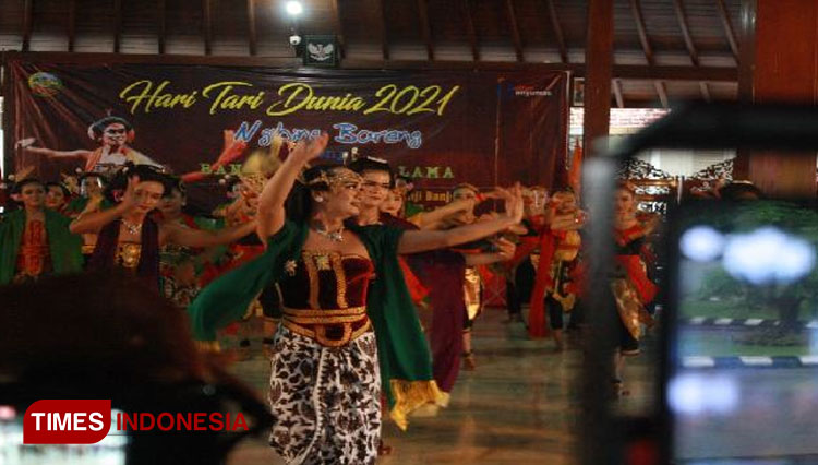 Penari Lengger Banyumas a