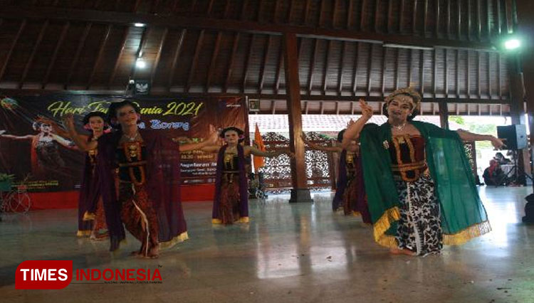 Penari Lengger Banyumas b