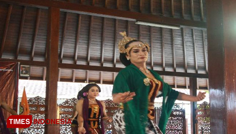 Penari Lengger Banyumas saat tampil di Pendopo Kecamatan Banyumas. (FOTO : Parsito For TIMES Indonesia)