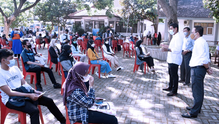 Wali Kota Kediri Tinjau Vaksinasi Covid-19 Massal bagi Siswa SMA