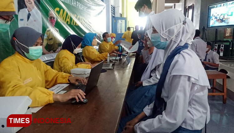Ratusan siswa usia SMA di Ngawi mulai mendapatkan jatah vaksin. (Foto: M.Miftakul/TIMES Indonesia)