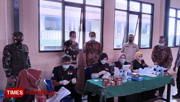 Anggota Koramil 1702/Maja bersama unsur terkait melaksanakan pendampingan vaksinasi bagi anak usia 12-17 tahun. (FOTO: Kodim 0617/Majalengka for TIMES Indonesia)