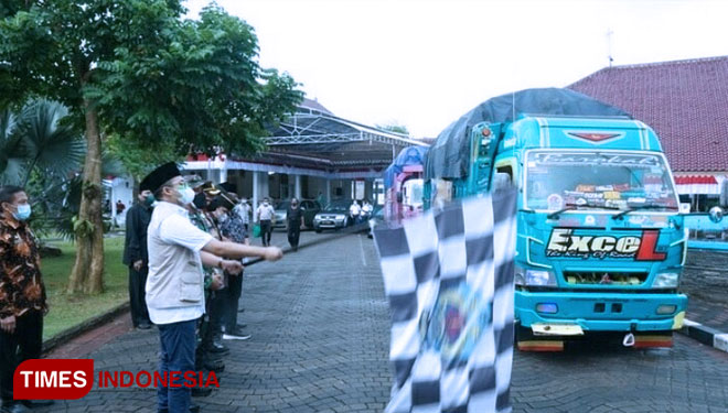 Bupati Bangkalan R Abdul Latif Amin Imron memberangkatkan 4.356 paket sembako ke 18 kecamatan untuk masyarakat terdampak pandemi Covid-19. (FOTO: Doni Heriyanto/TIMES Indonesia)