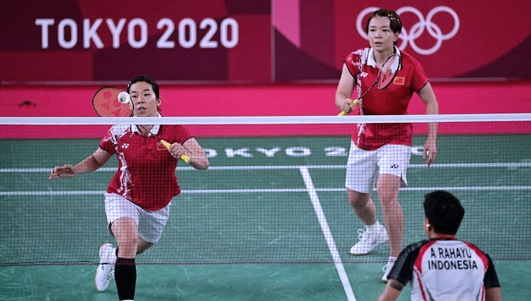 Wakil China Chen Qing Chen/Jia Yi Fan di final bulu tangkis ganda putri Olimpiade Tokyo 2020 kemarin. (FOTO: AFP)