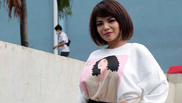 Artis Dinar Candy nekat aksi berbikini di pinggir jalan karena PPKM diperpanjang (Foto: Detik)