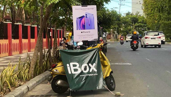 Foto Viral Ibox saat berjualan Iphone di Pinggir Jalan di Surabaya. (Foto: Twitter  @dewahoya). 