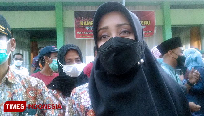 Bupati Mojokerto, Ikfina Fahmawati saat menyampaikan kondisi terkini menyangkut surveilans di Kabupaten Mojokerto, Kamis (05/8/2021). (Foto: Thaoqid Nur Hidayat/TIMES Indonesia)