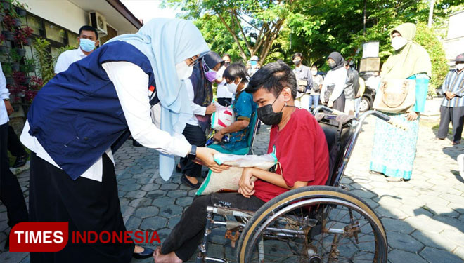 Bupati Banyuwangi Ipuk Fiestiandani Azwar Anas saat menyalurkan bantuan beras kepada warga. (Foto: Rizki Alfian/ TIMES Indonesia)