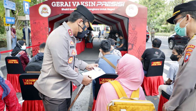 Kapolda Jatim, Irjen Pol Nico Afinta saat mengecek pelaksanaan vaksinasi di Taman Bungkul Surabaya, Kamis (5/8/2021). (Foto: dok. Humas Polda Jatim). 
