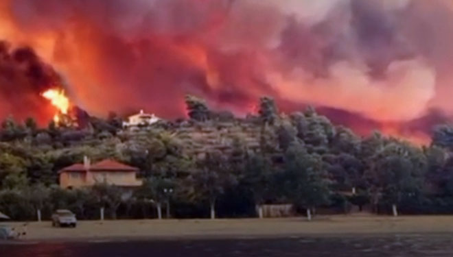 Api membesar di pulau-pulau di Yunani menyebabkan penduduknya mengungsi. (FOTO: Screenshot BBC)