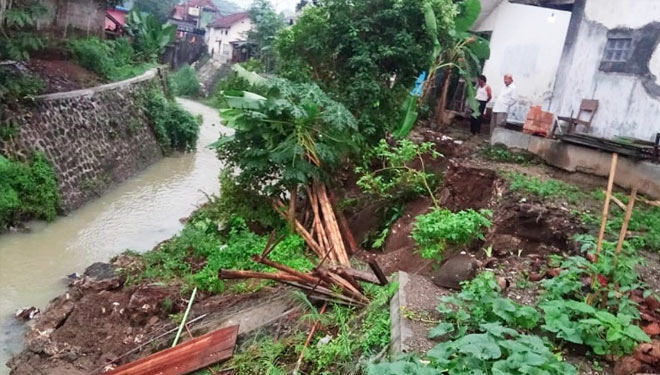 Lokasi TPT ambrol akibat hujan tidak kuat menahan derasnya air sungai di Desa Ciganjeng Kecamatan Padaherang (Foto : Pemdes Ciganjeng)