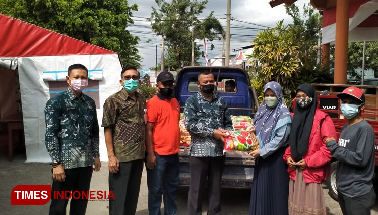 Pengurus AKD Dukun Gresik bersama Muspika saat menyalurkan bantuan sembako kepada masyarakat melalui Posko Darurat di Kecamatan Sidayu (FOTO: Akmal/TIMES Indonesia).