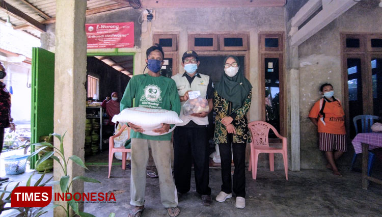 Penyerahan-bantuan-pangan-sembako-oleh-pendamping-TKSK-Ngadirojo-dan-Kabupaten-Pacitan-3.jpg