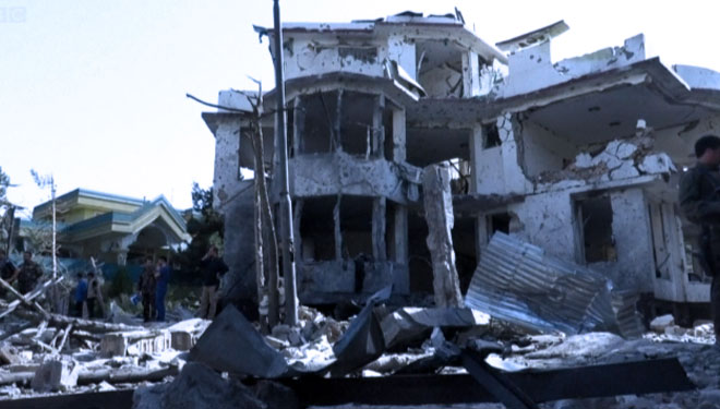 Rumah dan mobil hancur dan jalan-jalan dibiarkan penuh dengan puing-puing. (FOTO :Screenshot BBC)