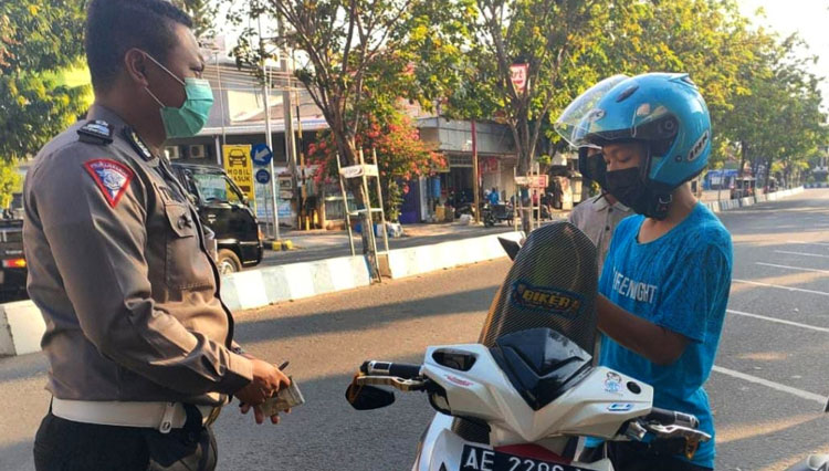 Jajaran Satlantas Polres Ponorogo Tindak tegas pengendara sepeda motor yang gunakan spion jalu dan bar end. (FOTO: Satlantas Polres Ponorogo)