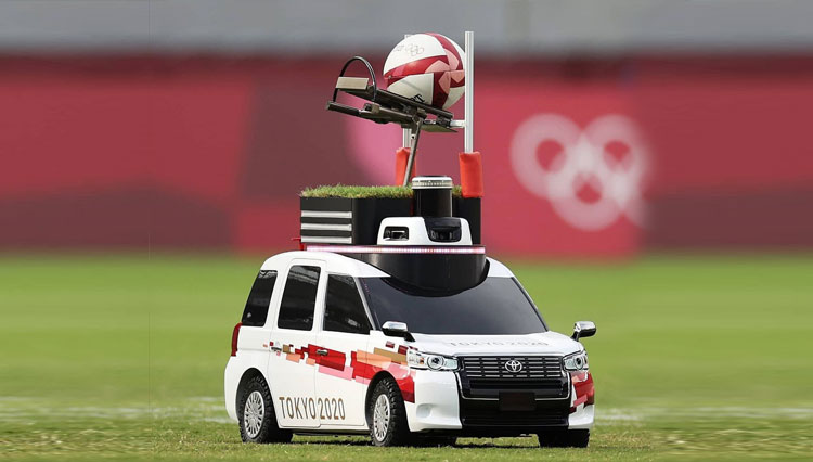 Robot pendukung lapangan otonom mungil dari Toyota yang mempersembahkan bola sebelum pertandingan rugbi di Olimpiade Tokyo 2020. (Foto: Instagram Tokyo 2020) 