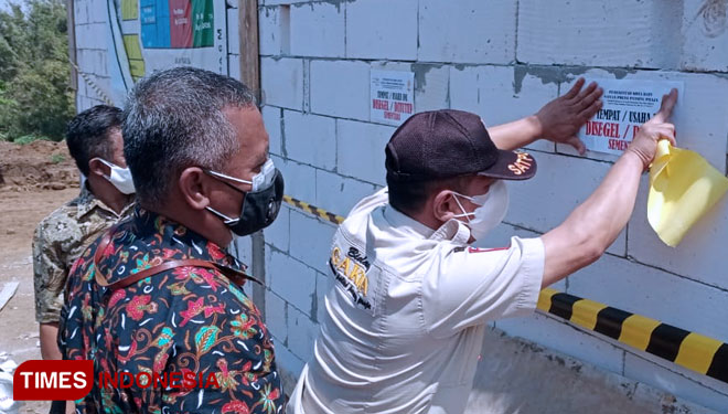 Satpol PP saat menutup proyek penjualan tanah kavling di wilayah Desa Giripurno Kota Batu. (Foto: Muhammad Dhani Rahman/TIMES Indonesia)