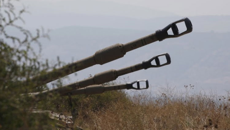 Senjata artileri self-propelled Israel ditempatkan di dekat perbatasan Lebanon di pinggiran kota Kiryat Shemona di Israel utara. (FOTO:Al Jazeera/AFP).