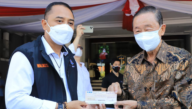 Wali Kota Surabaya Eri Cahyadi menerima selembar cek senilai Rp 2 miliar dari Heru Budi Hartono Direktur Utama (Dirut) PT Hartono Wira Tanik (HWT) untuk penanganan Covid-19. (FOTO: Humas Pemkot Surabaya for Times Indonesia)