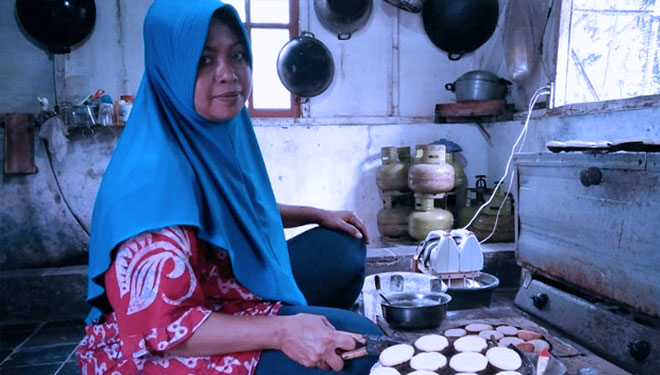Oom Komalasari bake the cake for Susi Pudjiastuti, the former Minister of Fishery of Indonesia. (Photo: Novan Aray)