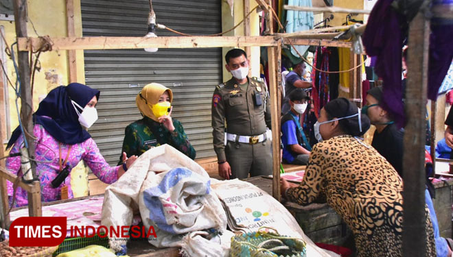 Wali Kota Banjar saat mengunjungi pasar dan mendata pedagang yang telah mendapatkan vaksin (Foto;Susi/TIMES Indonesia)